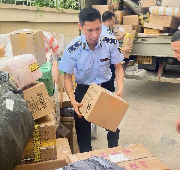 Quảng Ninh: Phát hiện xe giao hàng chở sữa bột, thực phẩm nhập lậu trị giá gần 70 triệu đồng